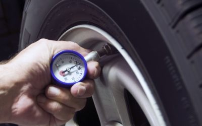 Checking the air pressure in a tire